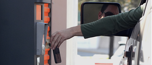 Puedes acceder con tu propio automóvil a nuestro amplio estacionamiento.